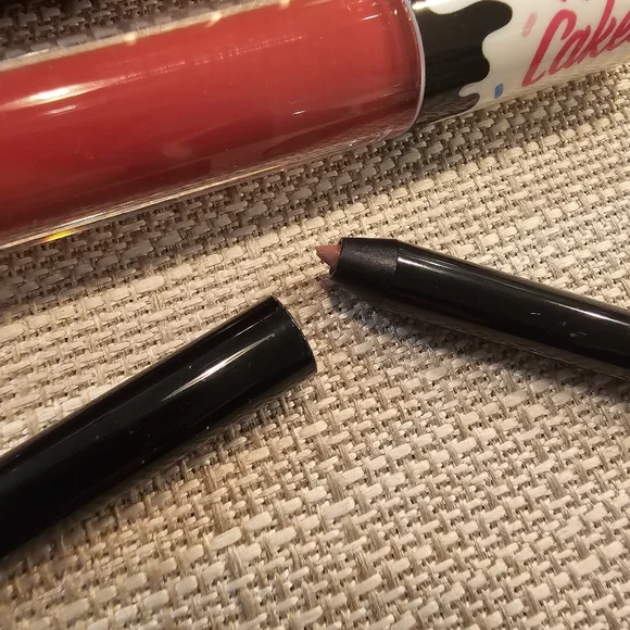 Lip Makeup Bundle: liquid lipsticks and lip pencil in nudes/reds - Picture 5 of 6